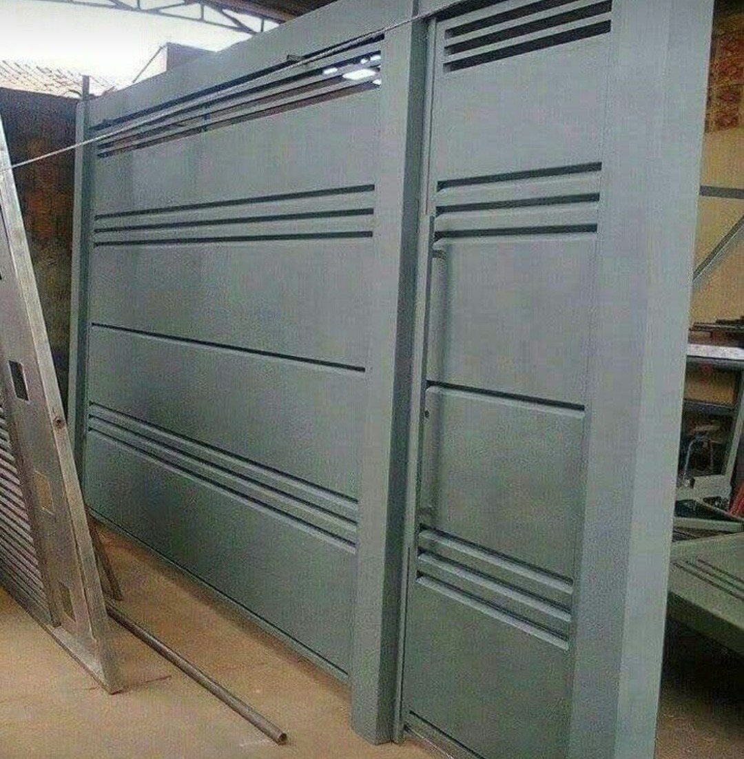 Portão em chapa com frisos e porta social integrada