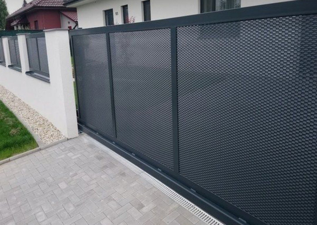 Portão deslizante com painel perfurado texturizado