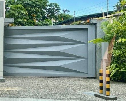 Portão com relevo geométrico em chapa