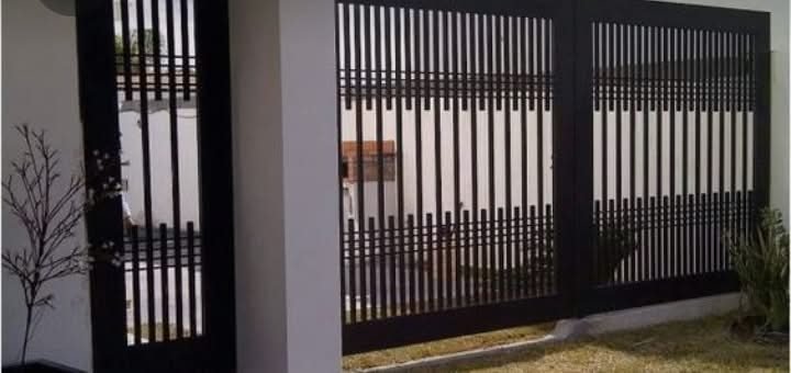 Portão em barras verticais com social lateral