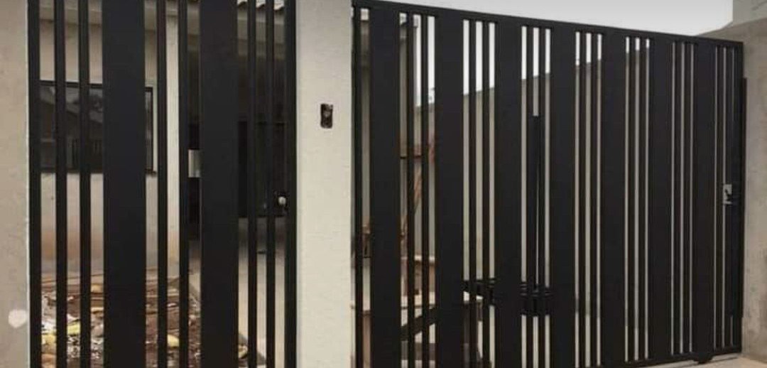 Portão e social em barras verticais pretas