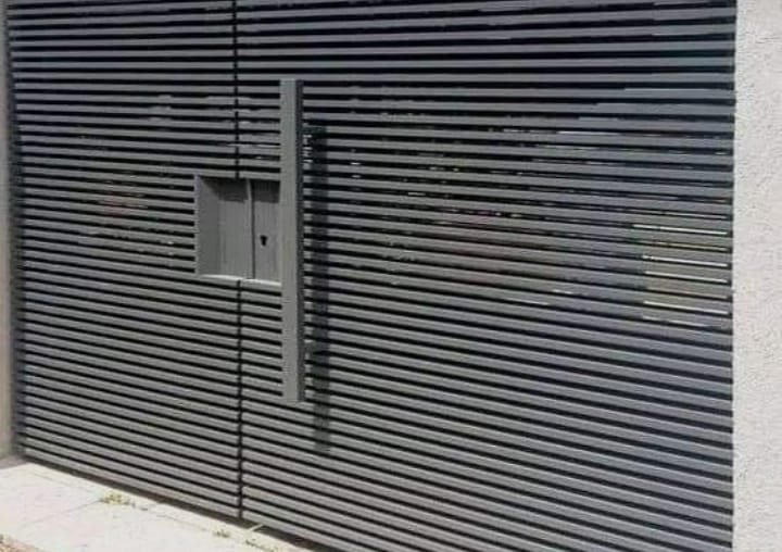 Portão em lâminas horizontais com puxador longo