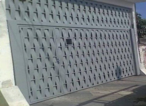Portão vazado com desenho geométrico