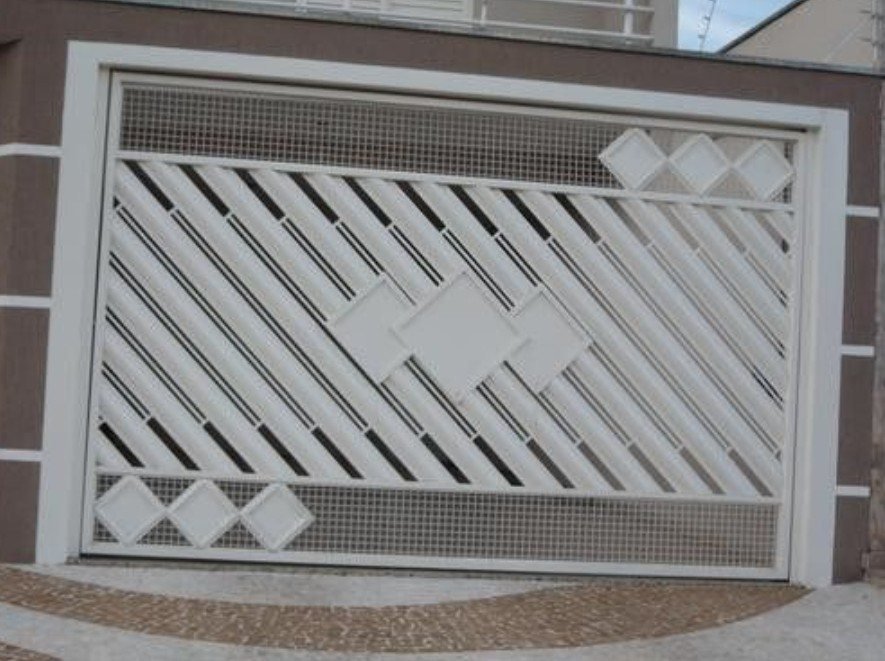 Portão branco com desenho diagonal e detalhes em losango