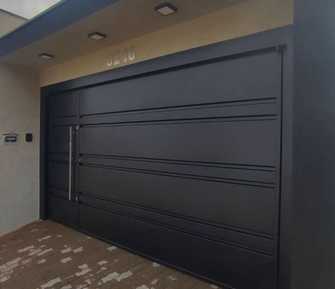 Portão preto com puxador em inox e porta social