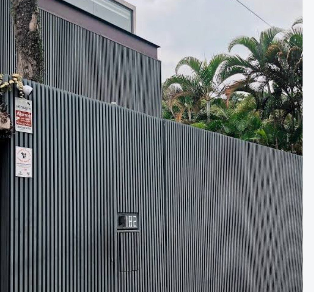 Portão em ripas verticais cinza