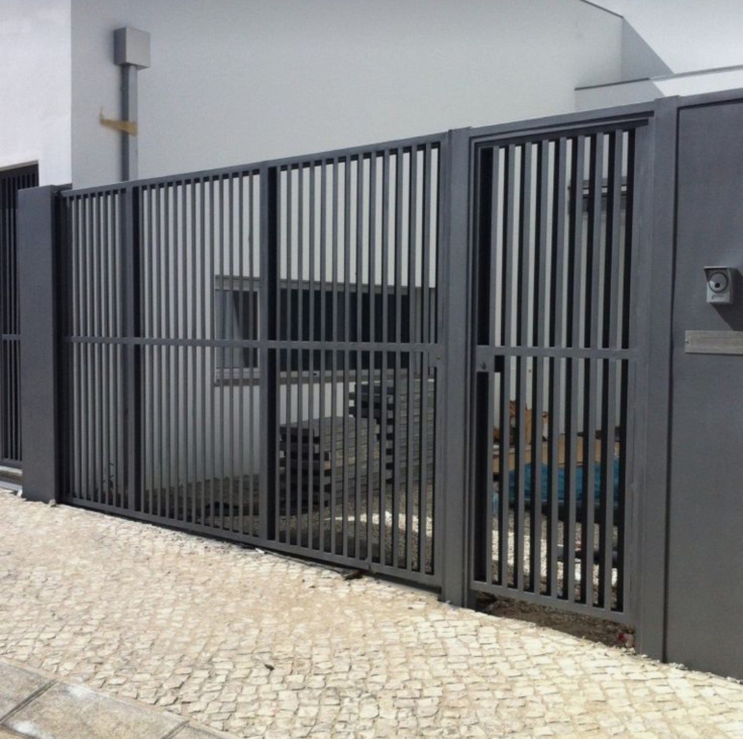 Portão e social em barras verticais