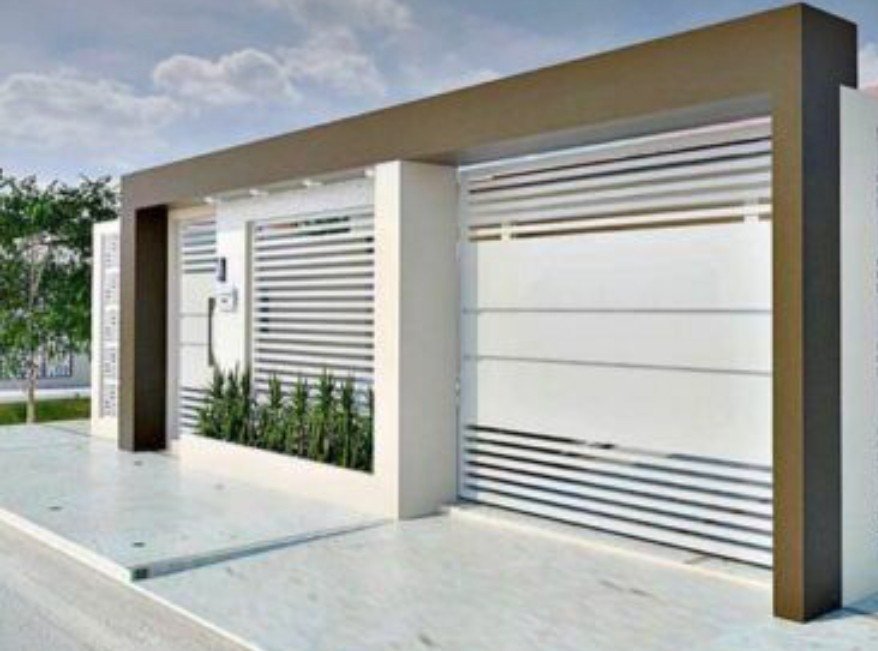 Portão branco em lâminas horizontais com pórtico