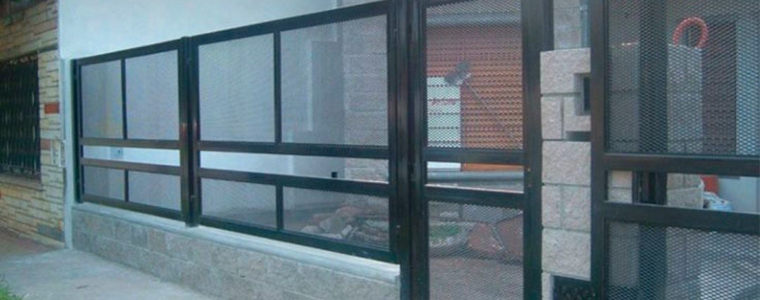 Portão e gradil com tela e estrutura preta